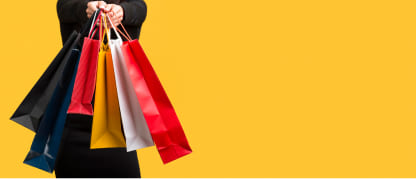 Imagen Mujer Mostrando Bolsas De Compra