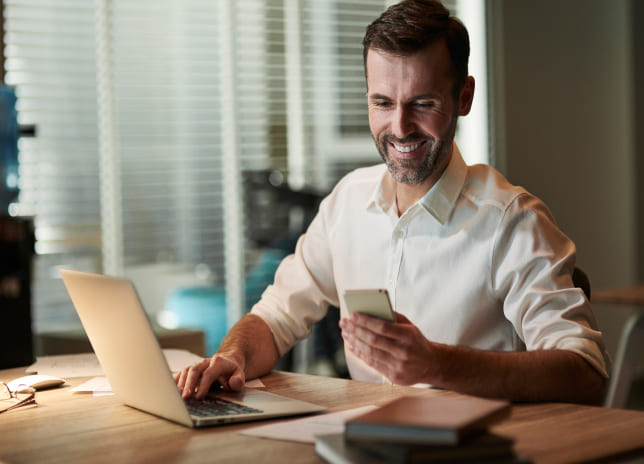 Imagen Arquitecto Trabajando Mirando Celular