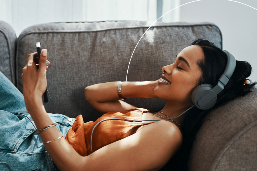 Mujer Escuchando Spotify